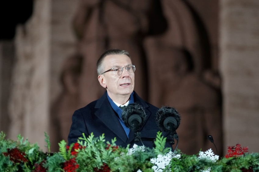 Свою отчизну и свободу нужно защищать, а не играть ими - президент