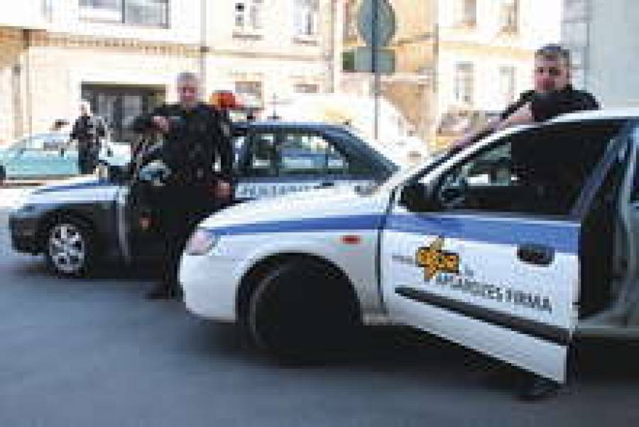 Охранные фирмы обязались платить сотрудникам не менее чем по 220 латов в месяц на руки.