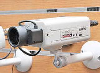 Цветная видеокамера больше подходит для внутренних помещений.