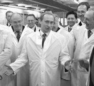  И тут вышел Владимир ПУТИН — весь в белом. 