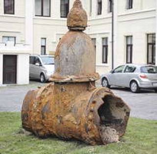 Фрагмент старой трубы во дворе Rīgas ūdens.