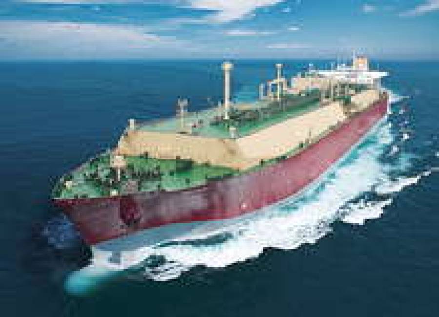 Крупнейший в мире газовоз Mozah и латвийская фанера (внутри).