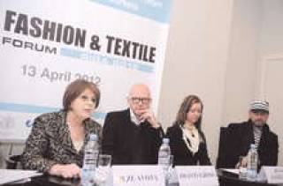 Руководитель проекта Intertextil Balticum Илзе Авота (на снимке слева):  &quot;До встречи на выставке!&quot;.