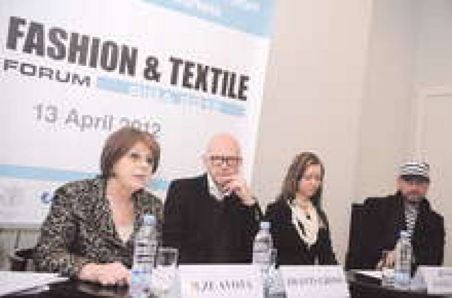 Руководитель проекта Intertextil Balticum Илзе Авота (на снимке слева):  &quot;До встречи на выставке!&quot;.