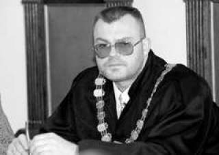 Сесть. Суд ушел
