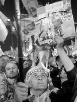 По разным оценкам, от 20 до 40 тысяч сторонников прозападного курса вышли на демонстрацию в Киеве.