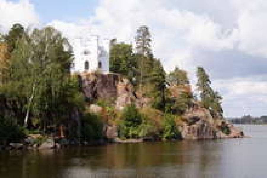 Усадебному парку Монрепо запустение отчасти к лицу.
