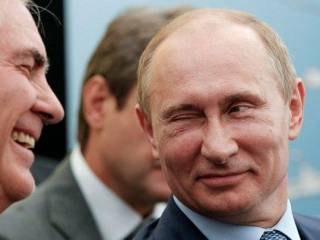 &quot;У Путина не &quot;вырваны все когти&quot;. Часть его привлекательности, с точки зрения клептократов, зиждется на его способности, в отличие от политиков из числа либеральной интеллигенции, представить себя персоной, привлекательной как для более бедных, более пожилых россиян, так и для тех, кто живет за пределами больших городов&quot;.