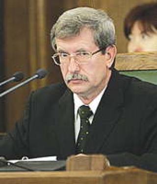 Эмсис показал фигу
