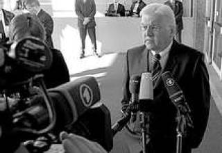 Министр иностранных дел Германии Франк Вальтер Штейнмаер выступает с заявлением для СМИ.