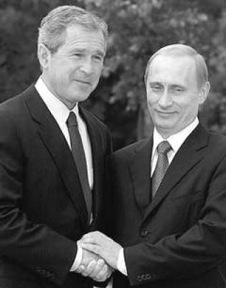 Путин и Буш нашли общий язык. Им оказался английский.