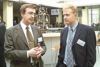 Президент OptiCom Семен Олевский (слева) и представитель Aizkraukles banka Юрий Дорофеев.