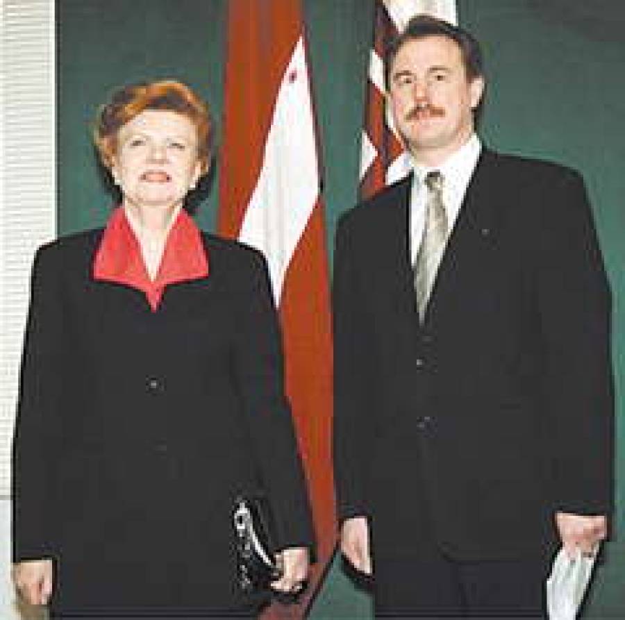  Президент Латвии и ми нистр обороны Г.КРИСТОВ СКИС мечтают о НАТО.