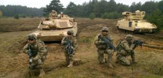 Солдаты и бронетехника США позируют на латвийском полигоне в Адажи. 