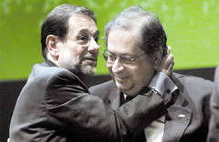  Политика делается шепотом: "лиса" европейской политики Хавьер СОЛАНА и министр иностранных дел Португалии Жайме ГАМА в Санта-Мария-да-Фейра.