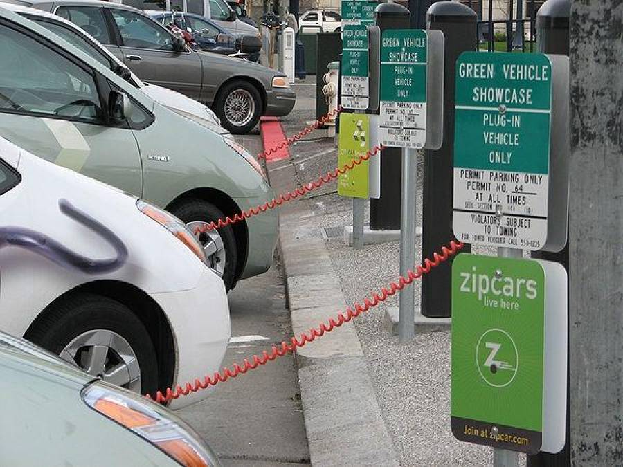 Зарядить автомобиль за один евро 