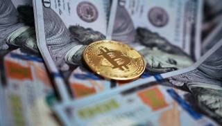 Домбровскис предостерегает от покупки биткоина