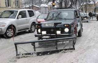 Одна “Нива” с ковшом заменяет 50 дворников.