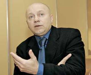 Генеральный менеджер “Венты” Росс Акменс знает, как заработать на футболе.