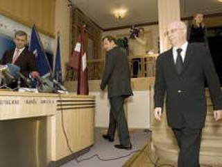 Акционеры Parex banka Виктор Красовицкий (справа) и Валерий Каргин (в центре) слишком поздно нашли общий язык с министром финансов Атисом Слактерисом.
