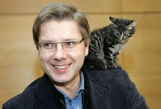 Нил Ушаков зачастил к новорожденным