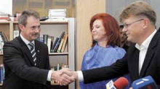 Гирт Валдис Кристовскис (Гражданский союз; слева) под ласковым взором Солвиты Аболтини (“Новое время”) ручкается с Айгаром Штокенбергсом.