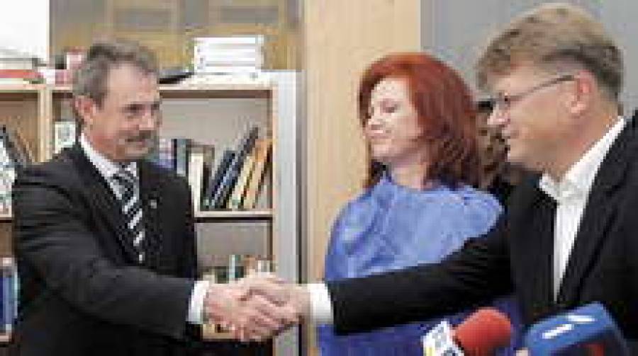 Гирт Валдис Кристовскис (Гражданский союз; слева) под ласковым взором Солвиты Аболтини (“Новое время”) ручкается с Айгаром Штокенбергсом.