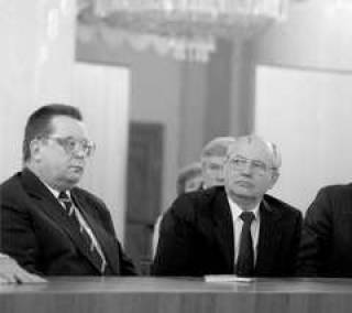  Валентин ПАВЛОВ (слева) и Михаил ГОРБАЧЕВ — люди из одной лодки.
