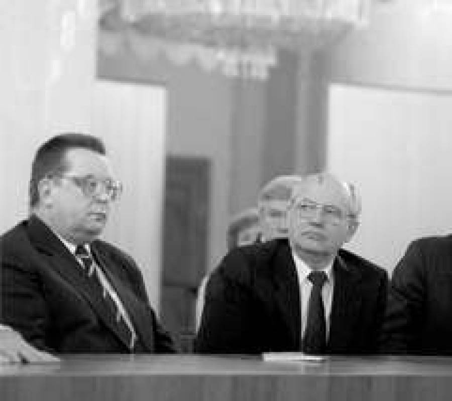  Валентин ПАВЛОВ (слева) и Михаил ГОРБАЧЕВ — люди из одной лодки.