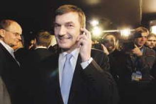 Премьер Эстонии и лидер Партии реформ Андрус Ансип празднует победу.