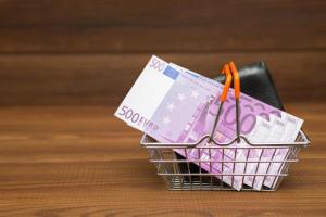 Годовая инфляция в Латвии все еще выше, чем в среднем по ЕС