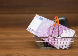 Годовая инфляция в Латвии все еще выше, чем в среднем по ЕС