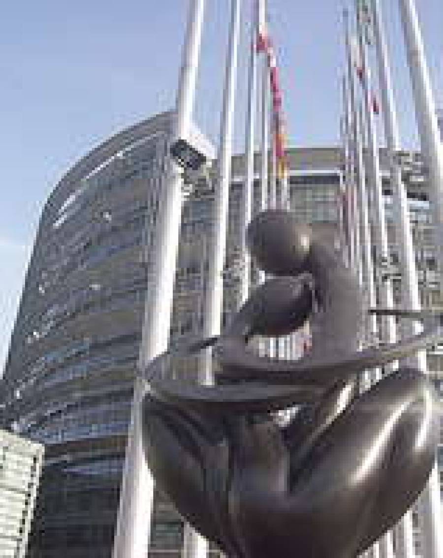 В Европарламенте сплетаются интересы многих групп.