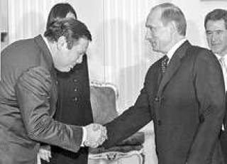 Лицом к лицу с Владимиром Путиным Михаил Фридман бунтовать не рискует.