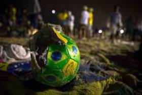 Разбитые мечты... Одним из самых черных дней в истории бразильского футбола отныне станет 8 июля 2014-го, когда хозяева чемпионата мира были уничтожены &laquo;немецкой машиной&raquo;.