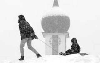  Толстый слой снега надежно &quot;укрыл&quot; церковь в немец ком городке Байербрунн.