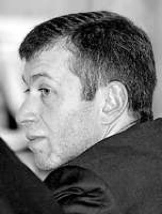 Роман Абрамович, губернатор Чукотки. Родился в 1966 году. Окончил Московский институт нефти и газа им. Губкина. С 1992 года активно занимается бизнесом. С 1995-го сотрудничал с Б.Березовским и А.Смоленским. Затем стал крупнейшим акционером ОАО “Сибнефть”. В 1998—1999 гг. имя Абрамовича неоднократно упоминается в связи с “семьей” Ельцина. В 2003 году продал контрольный пакет акций “Сибнефти” собственникам НК ЮКОС. По данным журнала Forbes, является самым богатым после Ходорковского человеком в России.