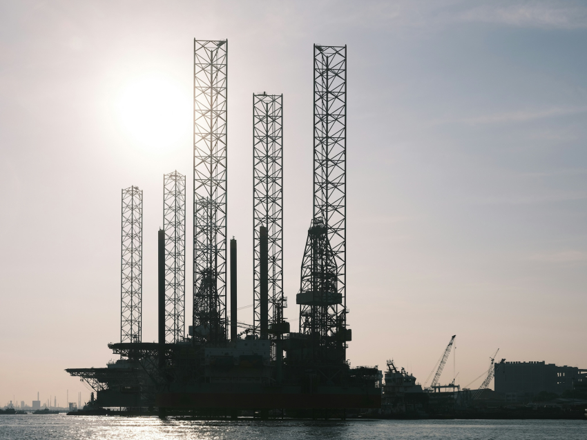 Мировые биржи ушли в минус, нефть снова превысила 91 доллар за баррель