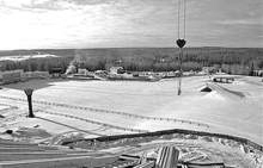 Вид на лыжный стадион из строящейся гостиницы.