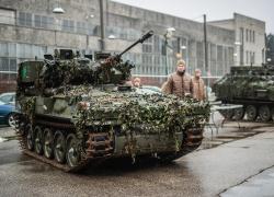 Более половины населения Латвии доверяет только силовым структурам - НВС и Госполиции