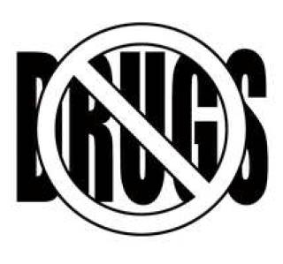 Английское слово drugs переводится не только как “наркотики”. Второе значение — “медикаменты”. Но иногда медикаменты убивают так же, как и наркотики.