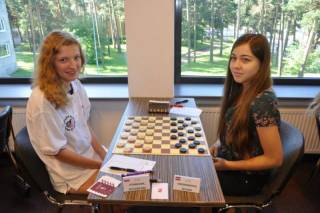 15-летняя Елена Чеснокова (справа) в Таллине вновь показала класс.