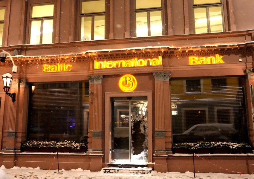 Натюрморт за 4000 евро и копия Рафаэля: картины Baltic International Bank снова выставили на продажу