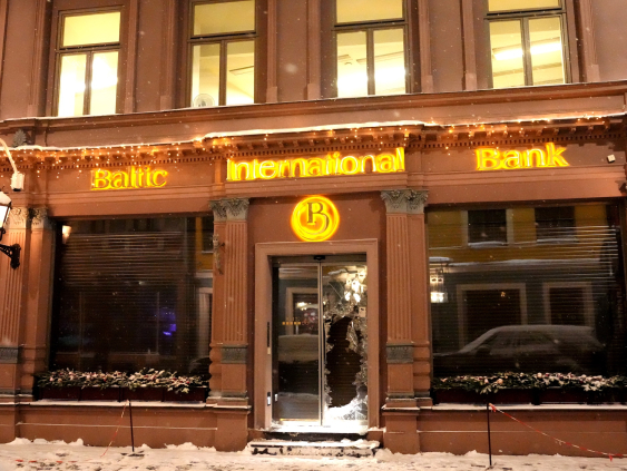 Натюрморт за 4000 евро и копия Рафаэля: картины Baltic International Bank снова выставили на продажу