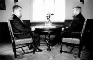 Первый &quot;ходок&quot; к президенту — лидер Народной партии Андрис ШКЕЛЕ. 