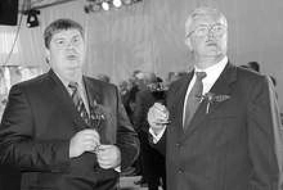 Премьер ЛР Айгар Калвитис (слева) и председатель правления АО Валмиерское стекловолокно Андрис Брутанс ищут точки соприкосновения.