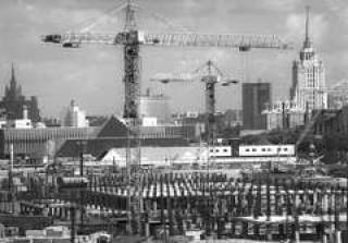  Один из крупнейших городов мира — Москва — способен поглощать колоссальные объемы инвестиций. По оценкам экспертов, нормальная емкость этого мегаполиса — 12 млрд. долларов в год. В прошлом же году инвестиции в него составили около 5 млрд. долларов. А в городском бюджете на 2002 год общие доходы запланированы в размере 243,239 млрд. рублей, или 4,86 млрд. латов.