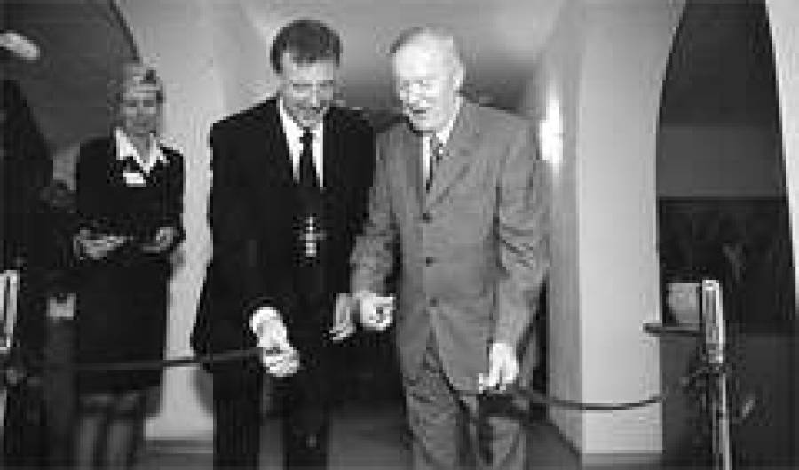  Супруг президента Латвии Вайры Вике-Фрейберги профессор И.ФРЕЙБЕРГС (справа) перерезает ленточку при поддержке президента DATI grupa В.ЛОКЕНБАХА.