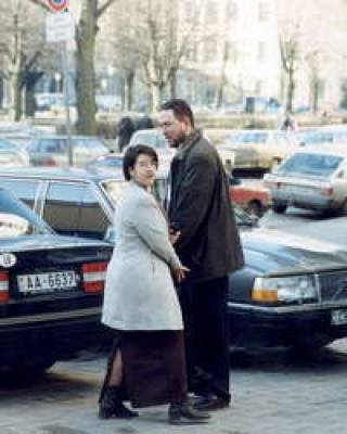 На ветру его качало