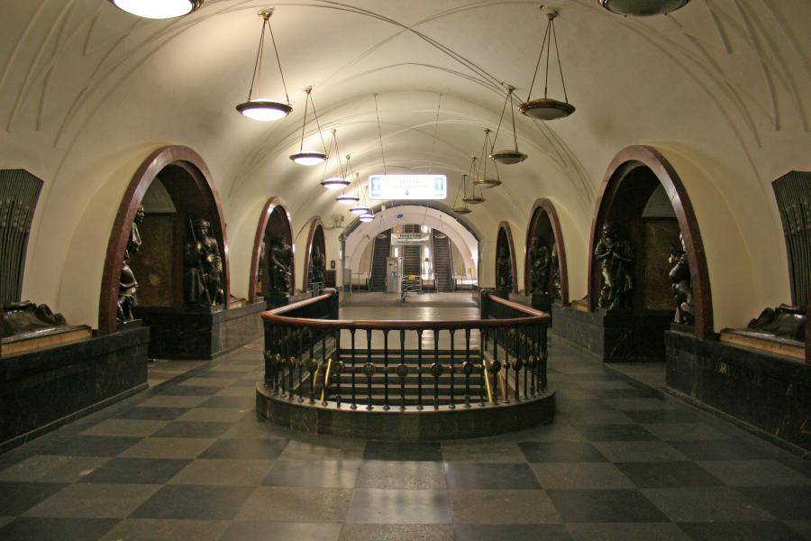 Станция метро &quot;Площадь революции&quot;.